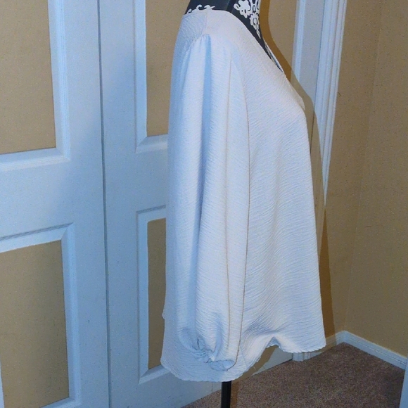 Elegant Cream Blouse - Picture 3 of 8